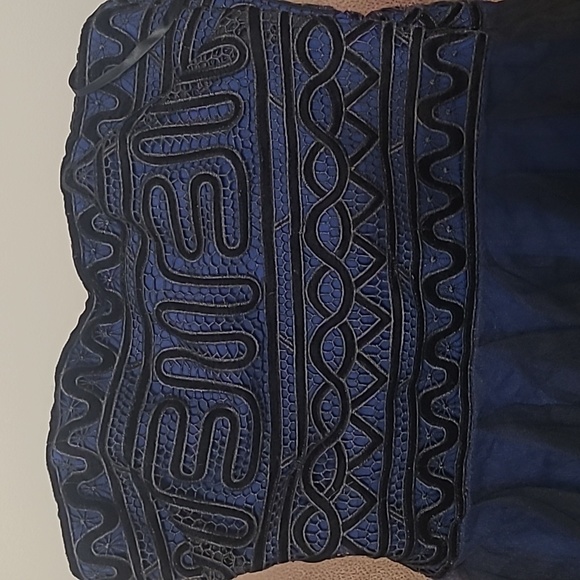 New bcbgmaxazria stripless embroidered lace gown. - Picture 11 of 14